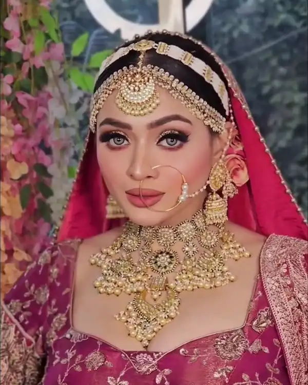 Bridal make-up, maroon and gold, maang tikka detail